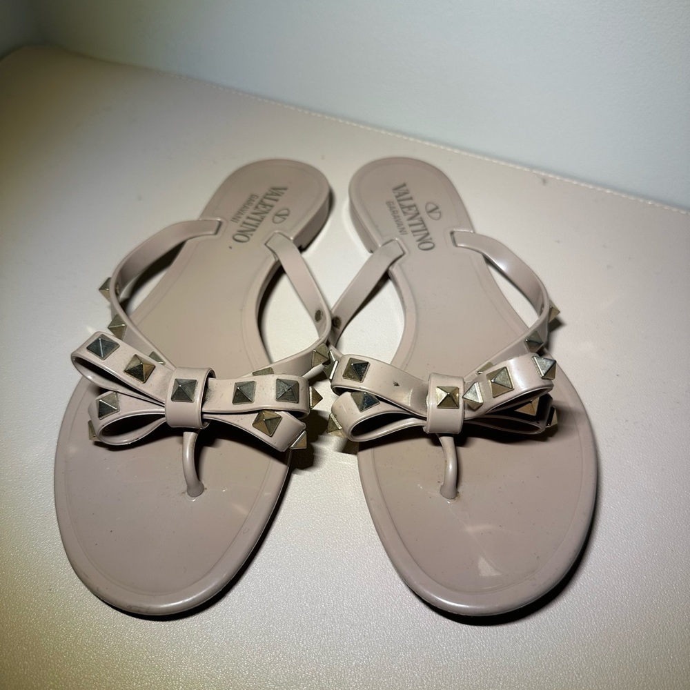 Valentino Cream ROCKSTUD RUBBER SLIPPER